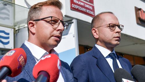 Warszawa, 17.08.2022. Posłowie KO Dariusz Joński i Michał Szczerba 
