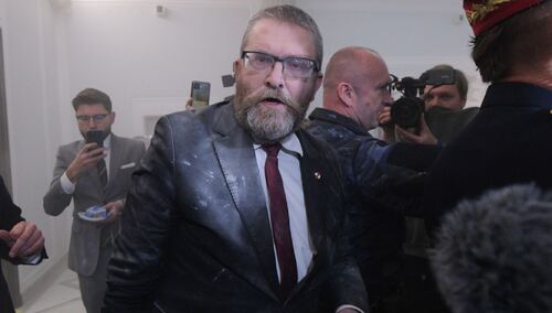 Poseł Konfederacji Grzegorz Braun zgasił gaśnicą menorę chanukową w Sejmie w Warszawie