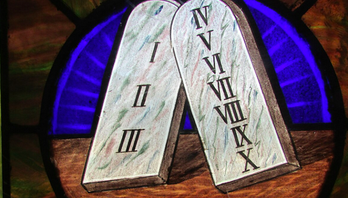 Witraż przedstawiający tablice z Dekalogiem