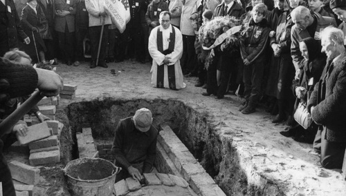 Pogrzeb księdza Jerzego Popiełuszki. Modlitwa tuż po pochówku.