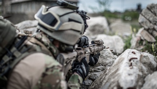 Żołnierz strzelający z broni, zdjęcie podglądowe