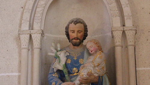 Statua św. Józefa z Dzieciątkiem przy kościele św. Marcina