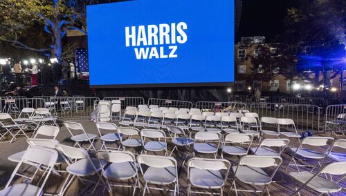 Pusty dziedziniec Uniwersytetu Howarda. Kamala Harris odmówiła wygłoszenia przemowy do zgromadzonych zwolenników