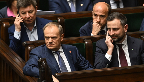 Donald Tusk w towarzystwie innych polityków w Sejmie