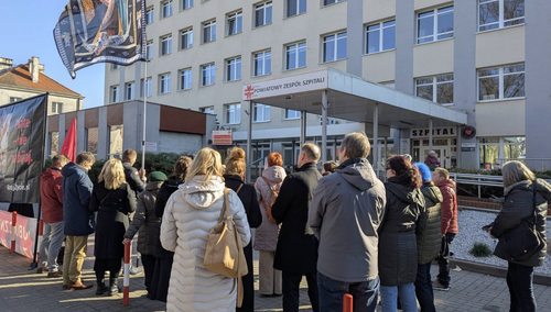 Modlitwa i protest przed szpitalem w Oleśnicy