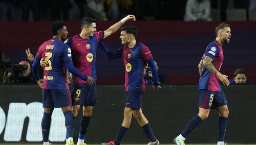 Robert Lewandowski z piłkarzami FC Barcelona