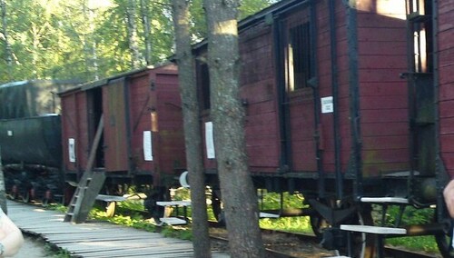 Rampa załadowcza z oryginalnym parowozem i typowymi wagonami składu zsyłkowego na Syberię – ekspozycja w CEiPR w Szymbarku