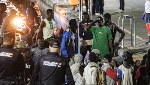 Migranci przybywają do Hiszpanii