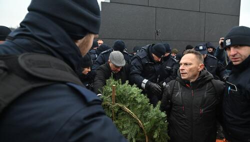 Prowokatorzy składający kontrowersyjny wieniec pod pomnikiem ofiar katastrofy smoleńskiej