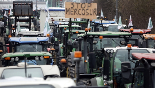 Strasburg. Protesty rolników przeciwko umowie UE- Mercosur