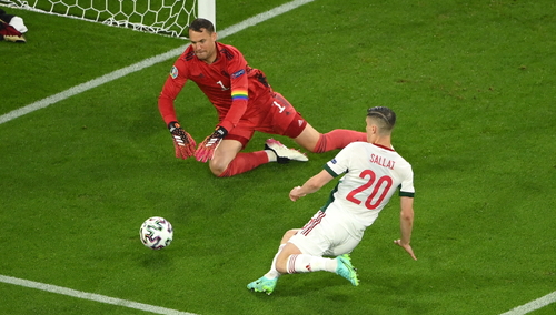 Węgry strzelają bramkę Niemcom na stadionie, który miał ich "zmiażdżyć tęczą"