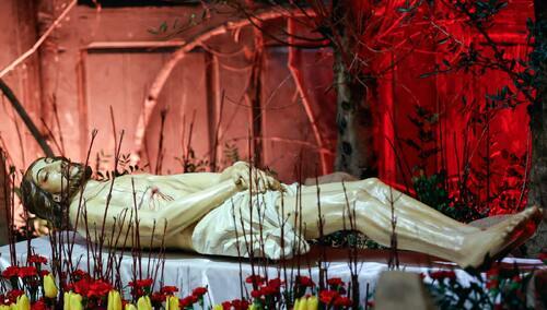 Figura przedstawiająca leżącego w Grobie Pańskim Jezusa Chrystusa