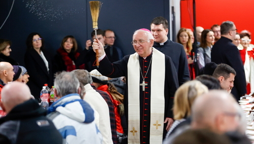 Abp Wacław Depo wśród wiernych