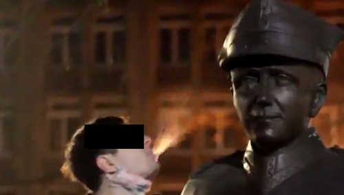 Pluł na pomniki „Łupaszki” i „Lalka”. Student UJ Franciszek V. z zarzutami