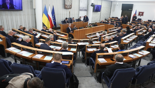 Za przyjęciem uchwały zagłosowali wszyscy obecni na sali senatorowie.