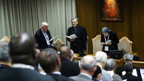 Od lewej: kard. Jean-Claude Hollerich, kard. Mario Grech, s.  Maria Ignazia Angelini