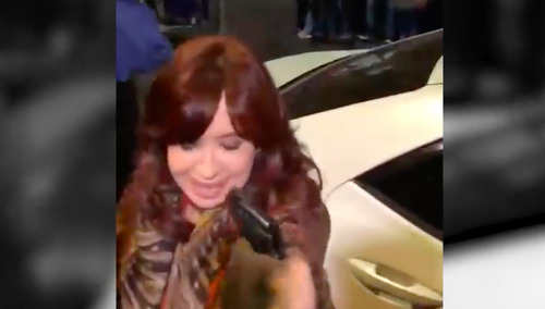 Atak na wiceprezydent Argentyny. Mężczyzna celował z pistoletu [WIDEO]
