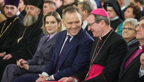 Spotkanie noworoczne w Pałacu Prezydenckim. Na pierwszym planie, od lewej: Marta Nawrocka, Karol Nawrocki, Tadeusz Wojda SAC