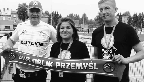 Turniej "Twierdza Przemyśl" na przemyskim "Orliku". Damian Soból (pierwszy od prawej) w towarzystwie wolontariuszki WCK z Australii oraz trenera Henryka Łaskarzewskiego