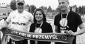 Turniej "Twierdza Przemyśl" na przemyskim "Orliku". Damian Soból (pierwszy od prawej) w towarzystwie wolontariuszki WCK z Australii oraz trenera Henryka Łaskarzewskiego