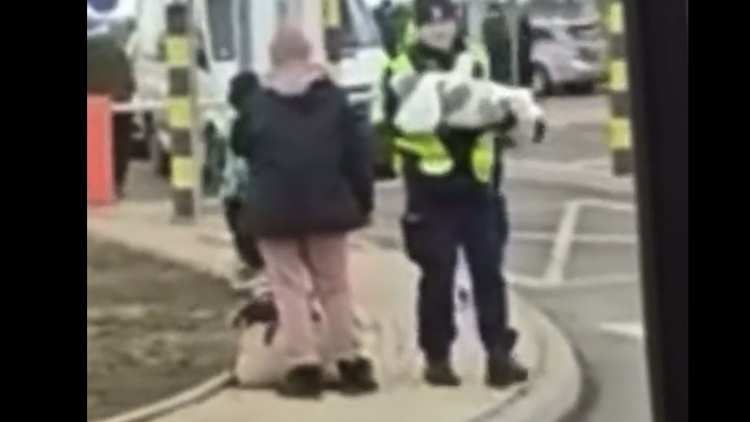 Polski policjant lula dziecko uchodźców z Ukrainy