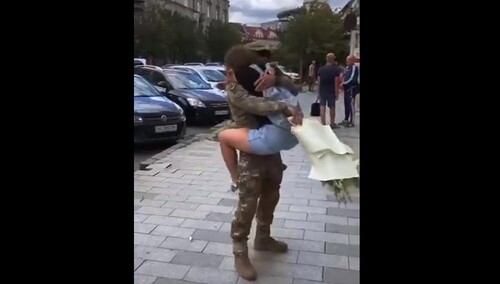 Ukraiński żołnierz zrobił swojej partnerce niespodziankę