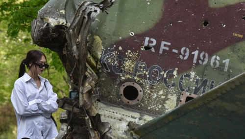 Kijów. Mieszkańcy oglądają szczątki zniszczonego samolotu