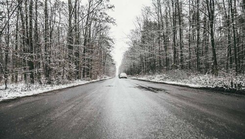 Oblodzona droga - zdjęcie ilustracyjne