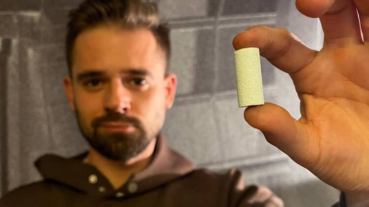 Dr Maciej Kawecki ze sztuczną kością