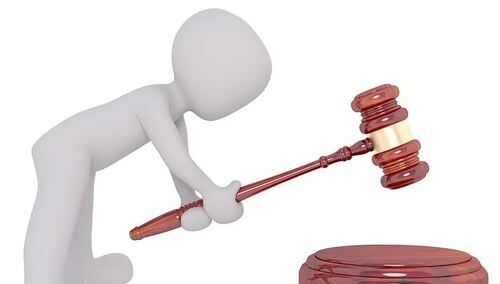 Prawy Sierpowy: Rebelia w pałacu sprawiedliwości!