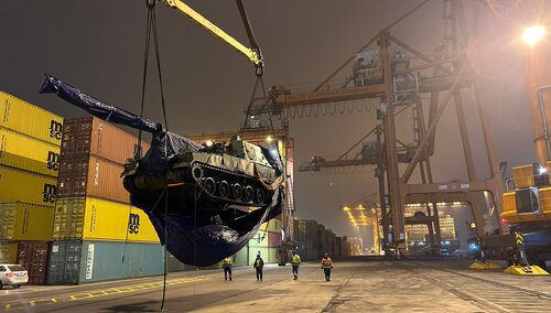 Armatohaubica K-9 rozładowywana w porcie w Gdańsku