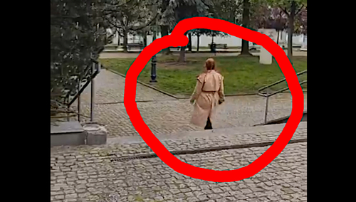 Oddalająca się szybkim krokiem dziennikarka TVP 3 Łódź