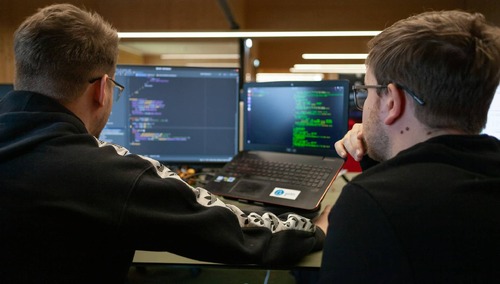 Komputer, programowanie, zdjęcie podglądowe