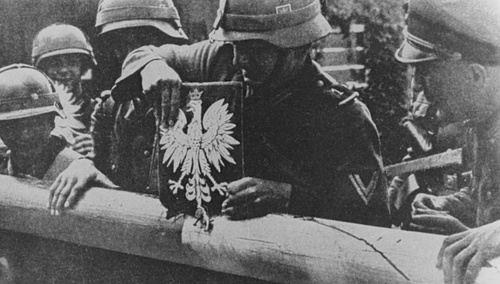  1 września 1939. Niemieccy żołnierze niszczą szlaban graniczny z Polską