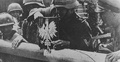  1 września 1939. Niemieccy żołnierze niszczą szlaban graniczny z Polską