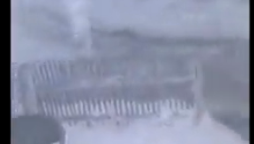 Założył spódniczkę i perukę... aby ukraść samochód. Policja publikuje nagranie