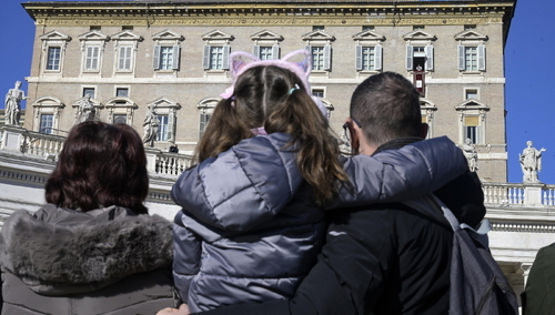 Wierni słuchający Leona XIV pod Pałacem Apostolskim. Modlitwa Anioł Pański