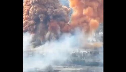 [wideo] Ukraina: Czerwony dym uniósł się nad miastem po bombardowaniu Rosjan