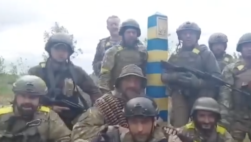 [wideo] „Panie prezydencie, melduję…” Obwód charkowski: Wojska Ukrainy dotarły do granicy z Rosją. Przywrócono znak graniczny