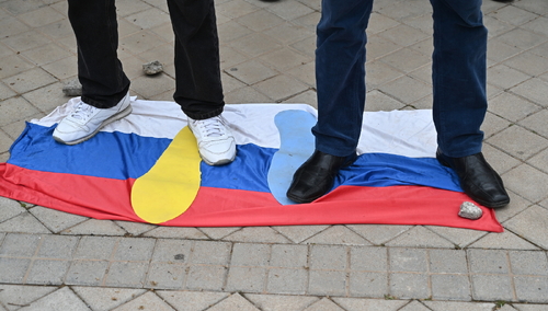 Protest przeciwko rosyjskiej inwazji na Ukrainę w pobliżu ambasady Rosji w Madrycie, Hiszpania, 19 marca 2022 r.