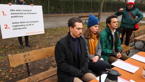 Stolik ekoaktywistów Ostatniego Pokolenia przed KPRM 11 grudnia 2024 r.