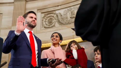 J.D. Vance z rodziną składa przysięgę wiceprezydencką