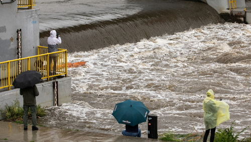 Wezbrana rzeka Odra we Wrocławiu