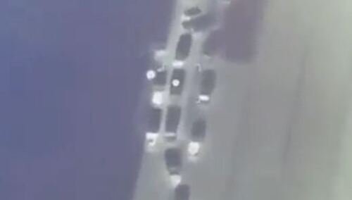 [video] "Witamy w piekle!". Tak dron od Turcji zrzucił bomby niszcząc rosyjską kolumnę wojskową