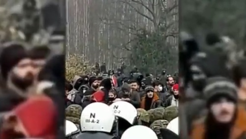 [VIDEO] Migranci chcą się dostać do Niemiec. Skandują na granicy z Polską: „Germany! Germany!”