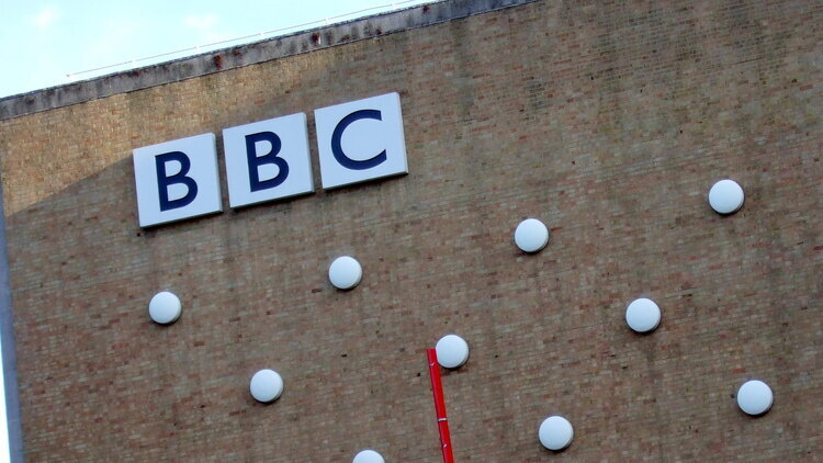 Staż w BBC tylko dla osób niebiałych. Brytyjski nadawca będzie sprawdzał, czy kandydaci kwalifikują się rasowo?