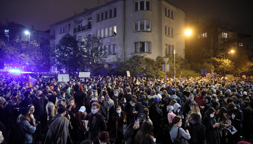 Prof. Gut o protestujących: Jeżeli chcą koniecznie spotkać się z koronawirusem, to się spotkają