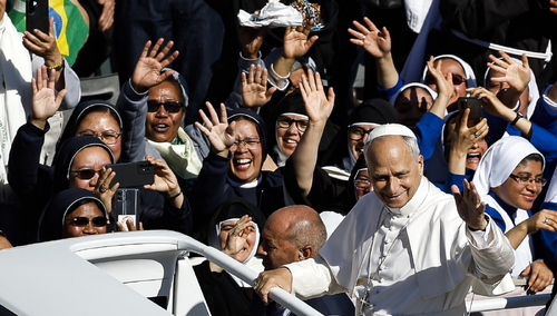 Papież w otoczeniu osób konsekrowanych