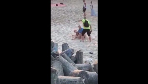 Szokujące sceny w Mielnie. Para uprawiała seks pośród tłumu turystów. "Pogonił ich" mężczyzna z klapkiem