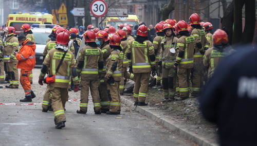 Strażacy w miejscu wybuchu gazu w kamienicy w Katowicach-Szopienicach